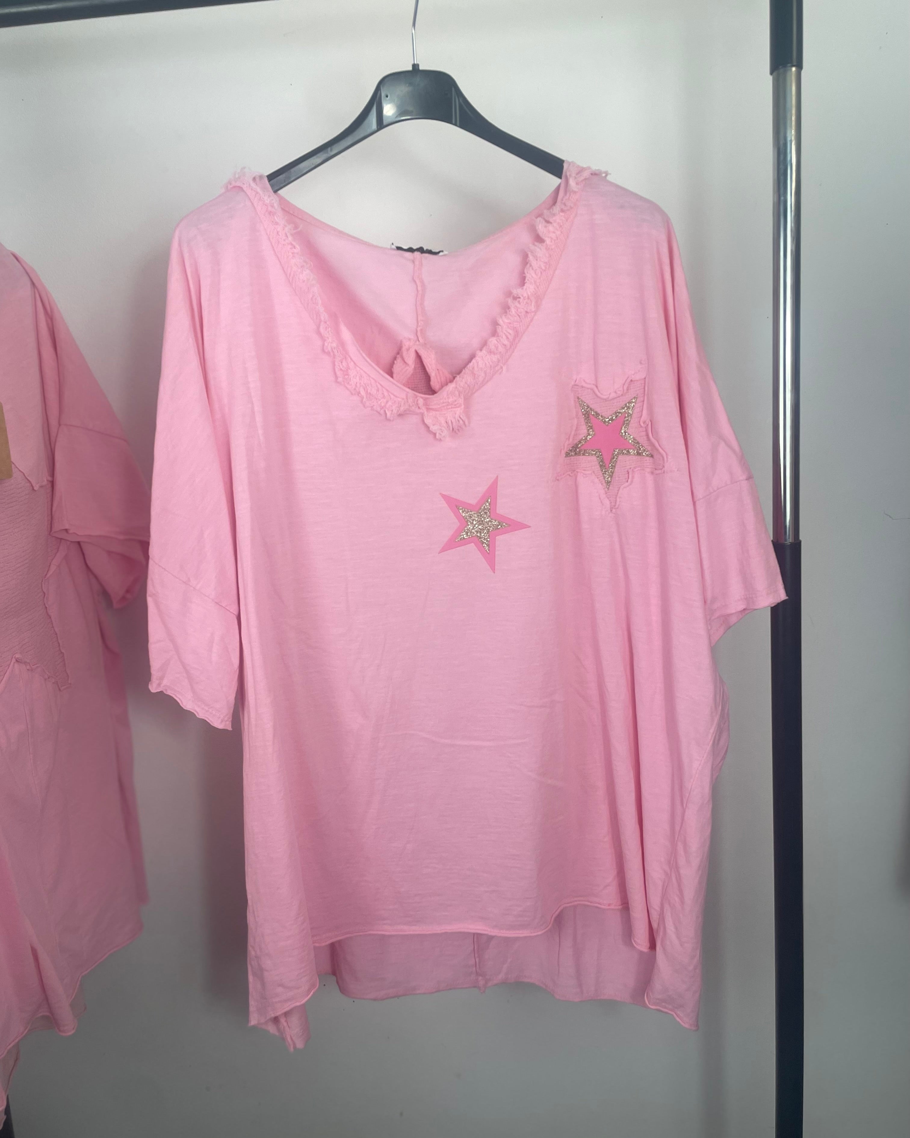 Tee-shirt grande taille rose pour femme avec motifs étoiles à paillettes et col V effiloché.