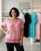 T-shirt rouleau rose avec dentelles porté avec pantalon noir de face