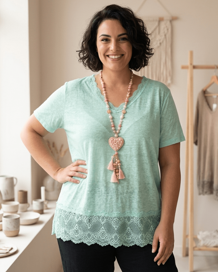 Tee shirt porté par une femme ronde, avec un sautoir boheme Mamsailes made in italy