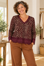 Top Bambi bordeaux porté avec le Pantalon Magique cognac, dentelle et motif façon faon