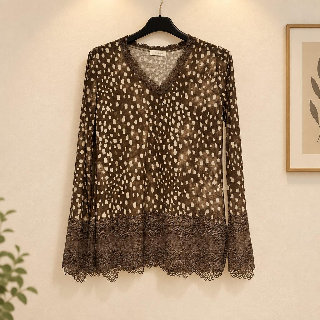 Top Bambi camel à motif façon faon présenté sur cintre, finitions en dentelle