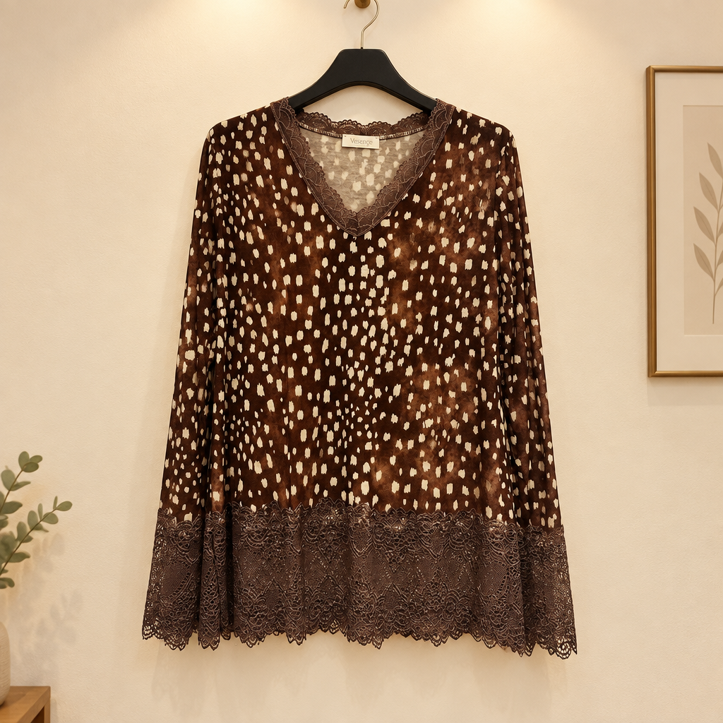 Top Bambi motif façon faon couleur chocolat présenté sur cintre, dentelle assortie au col et aux poignets