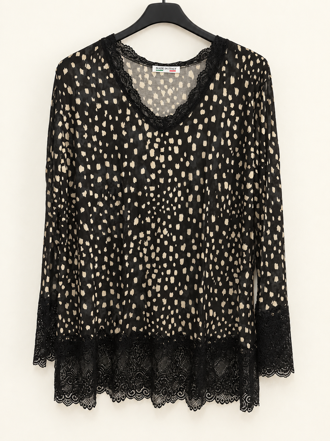 Top Bambi noir sur cintre, motif crème et dentelle au col, aux poignets et en bas