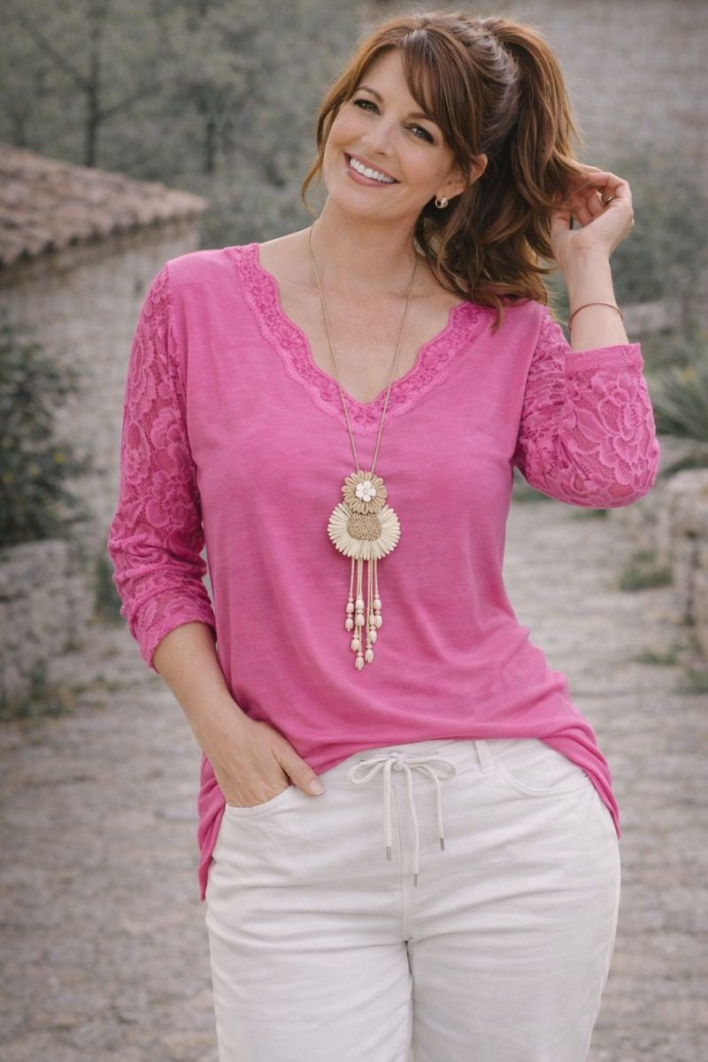Top bohème fuchsia à dentelle fleurie, vue portée