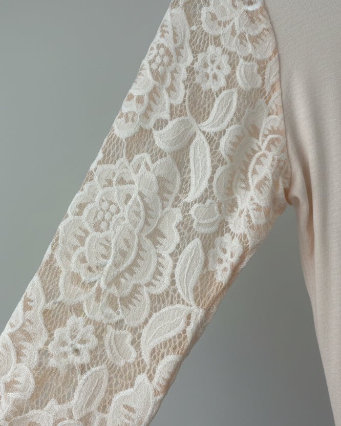 Top bohème écru : détail des manches en dentelle