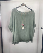 Top bohème volants froufrous kaki Mam's Ailes sur cintre vue de face col large sautoir offert