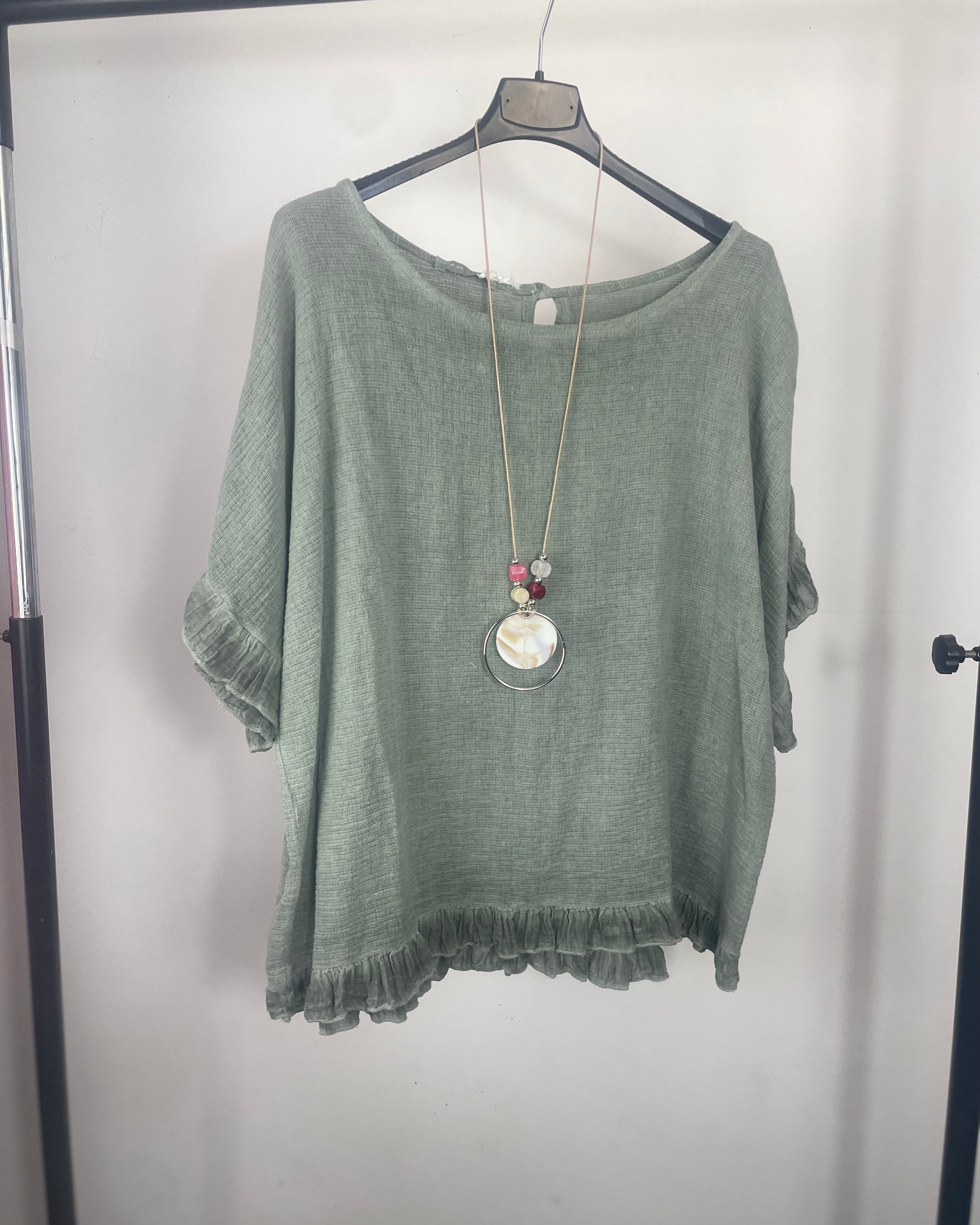 Top bohème volants froufrous kaki Mam's Ailes sur cintre vue de face col large sautoir offert