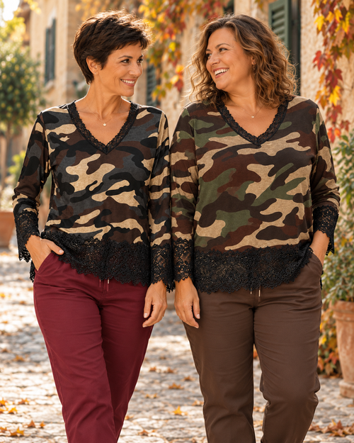 Sofia et Eva portent les tops Camélia camouflage noir et chocolat avec des pantalons Magiques