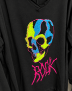 Photo réelle retouchée de la broderie bouclette turquoise, jaune et rose Rock Skull