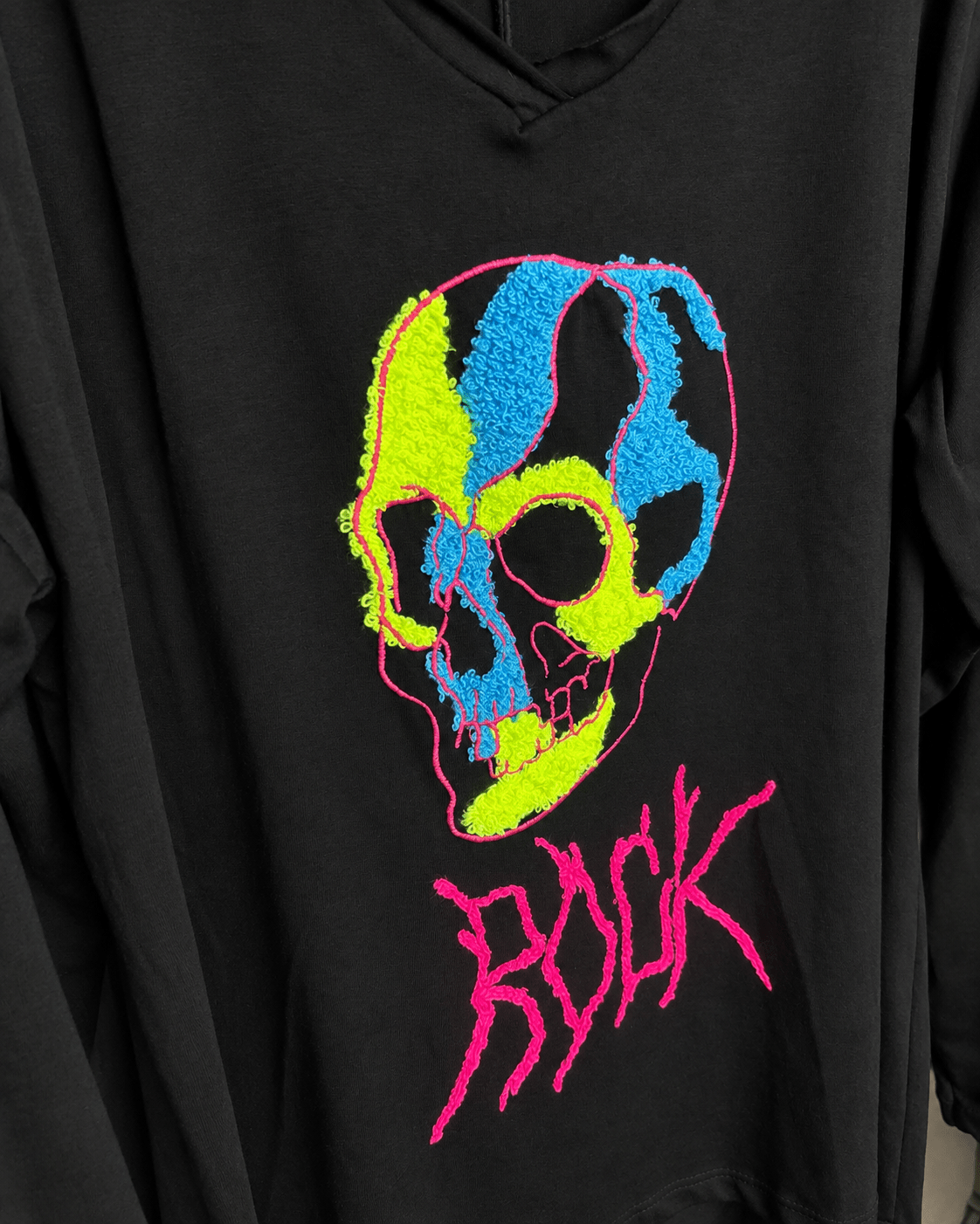 Photo réelle retouchée de la broderie bouclette turquoise, jaune et rose Rock Skull