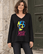 Top Rock Skull noir porté de face, crâne brodé multicolore et col V