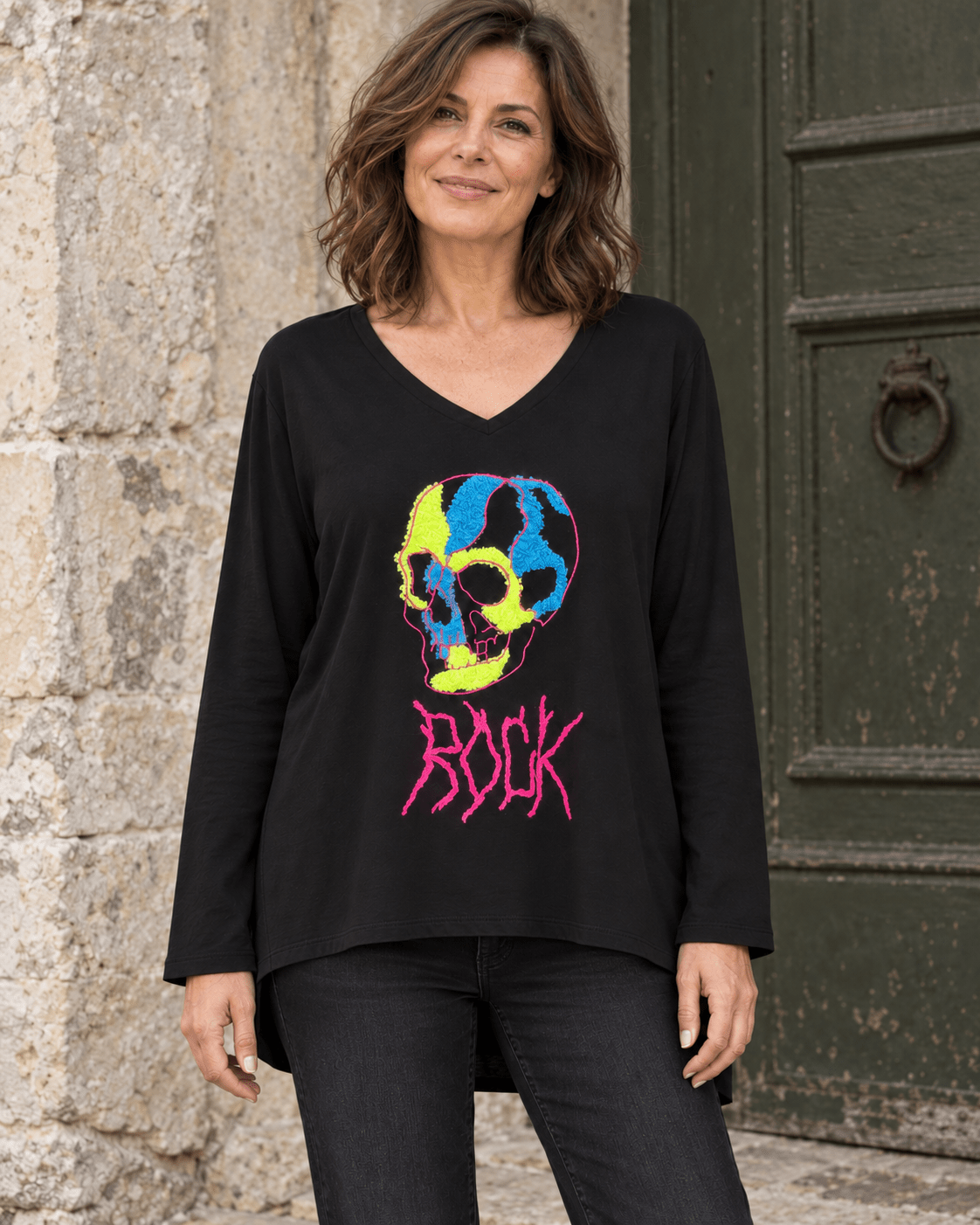 Top Rock Skull noir porté de face, crâne brodé multicolore et col V