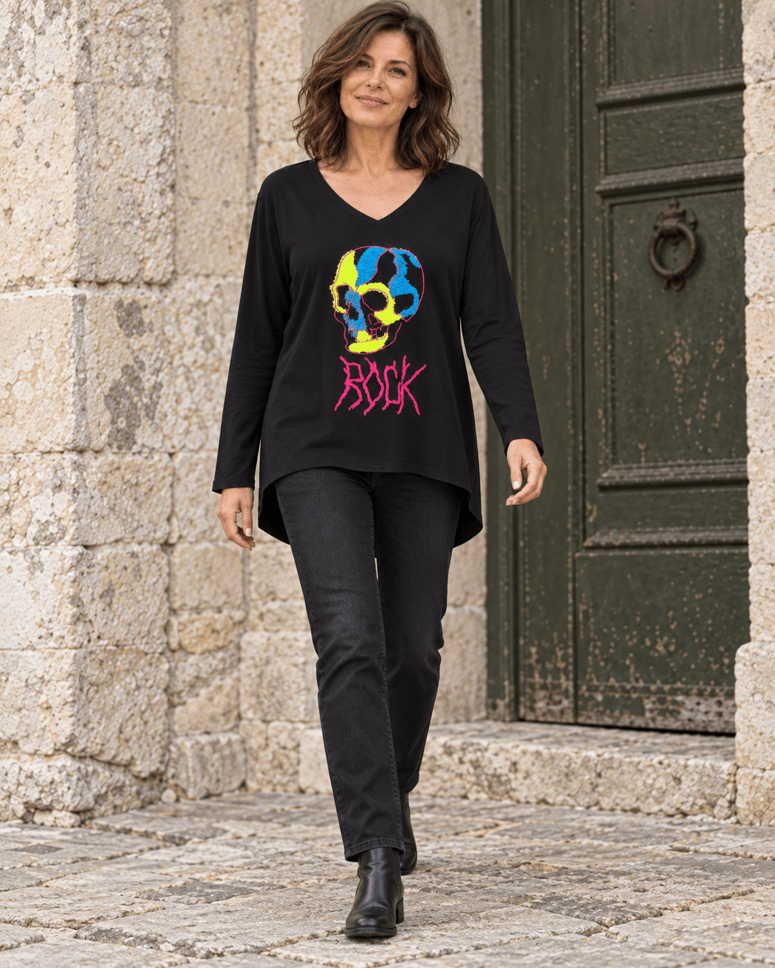 Top Rock Skull noir avec jean et bottines, silhouette entière en mouvement