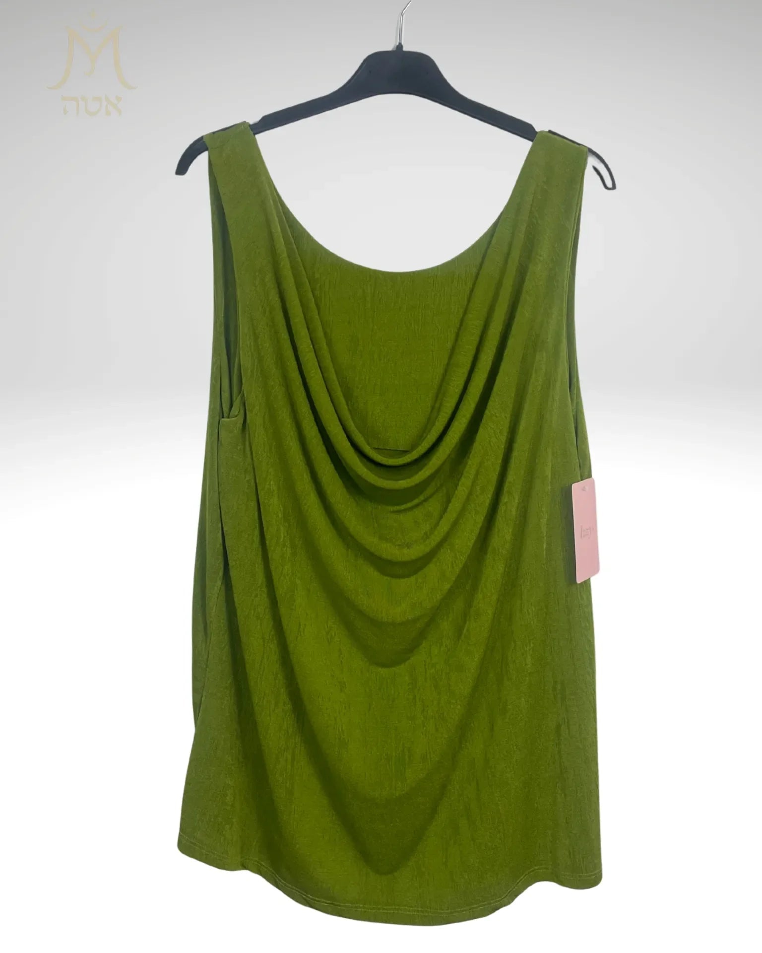 Top satiné lumineux pailleté – détail matière fluide et bretelles couleurt vert
