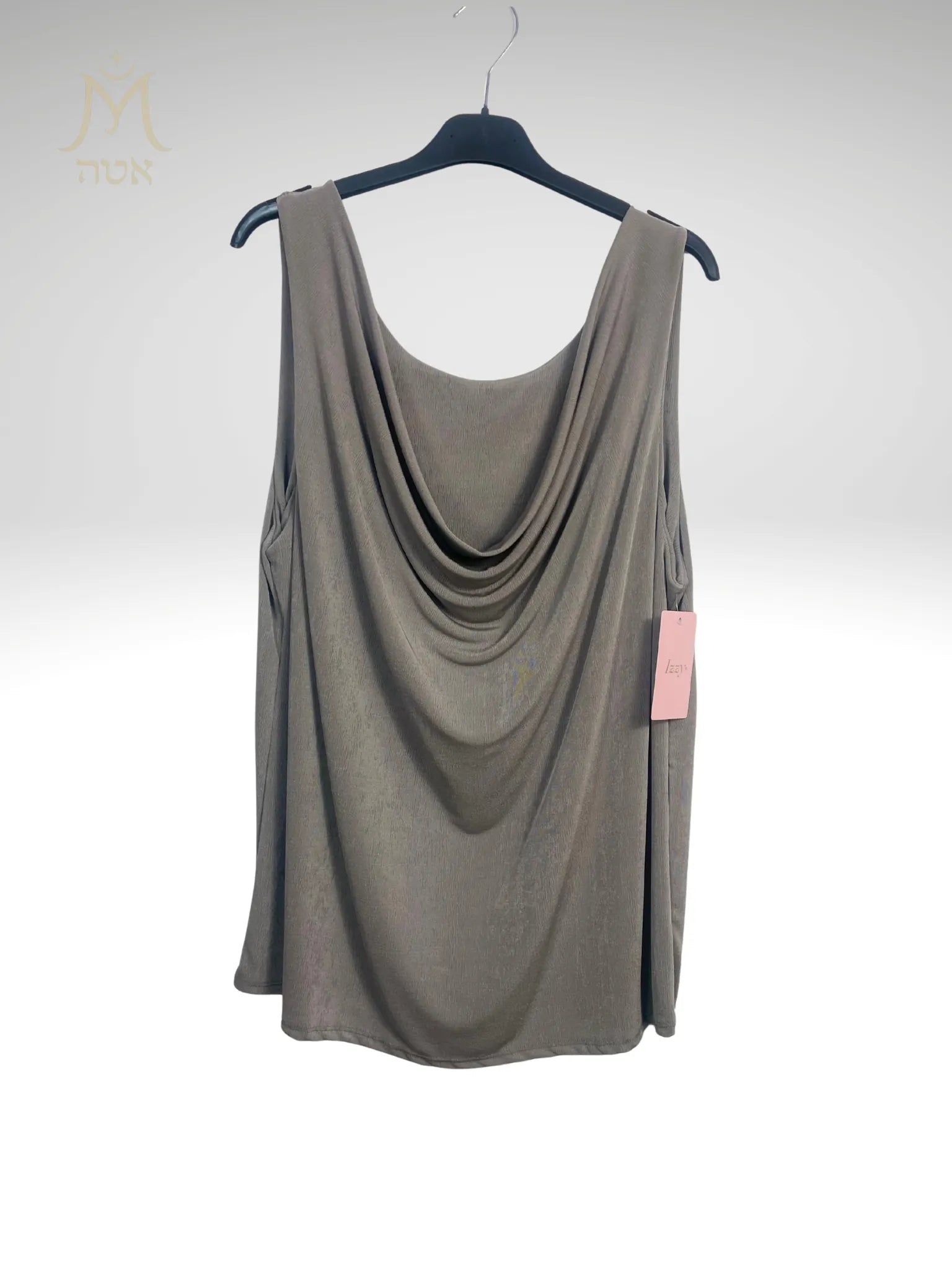 Top satiné lumineux pailleté – détail matière fluide et bretelles
