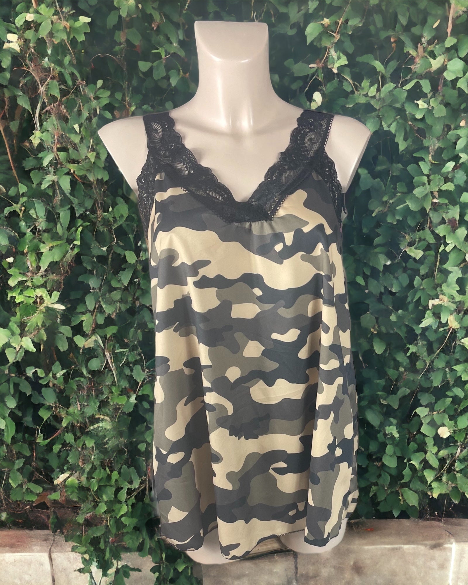 Top satiné motif militaire avec dentelle - Mam’s Ailes