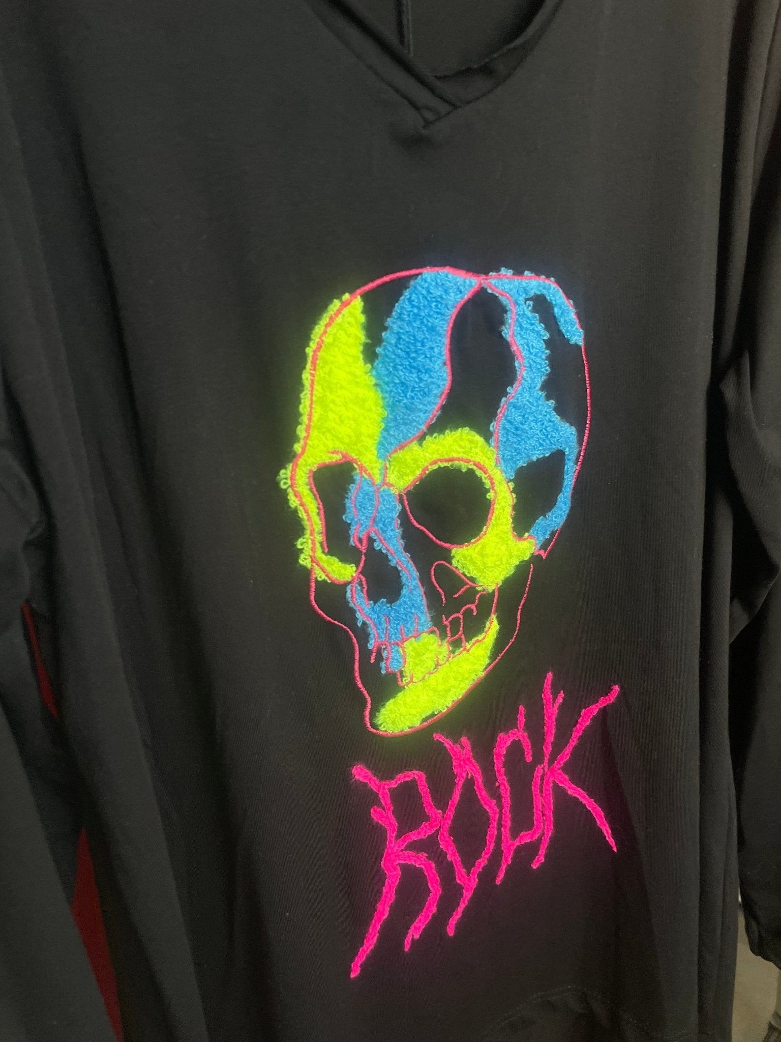 Détail du motif tête de mort coloré du T-shirt Rock Skull