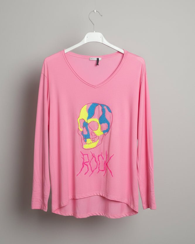 Photo réelle du top Rock Skull rose sur cintre, motif crâne et ourlet plus long au dos