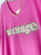 T-shirt Vintage fuchsia : détail du message et du col pailleté