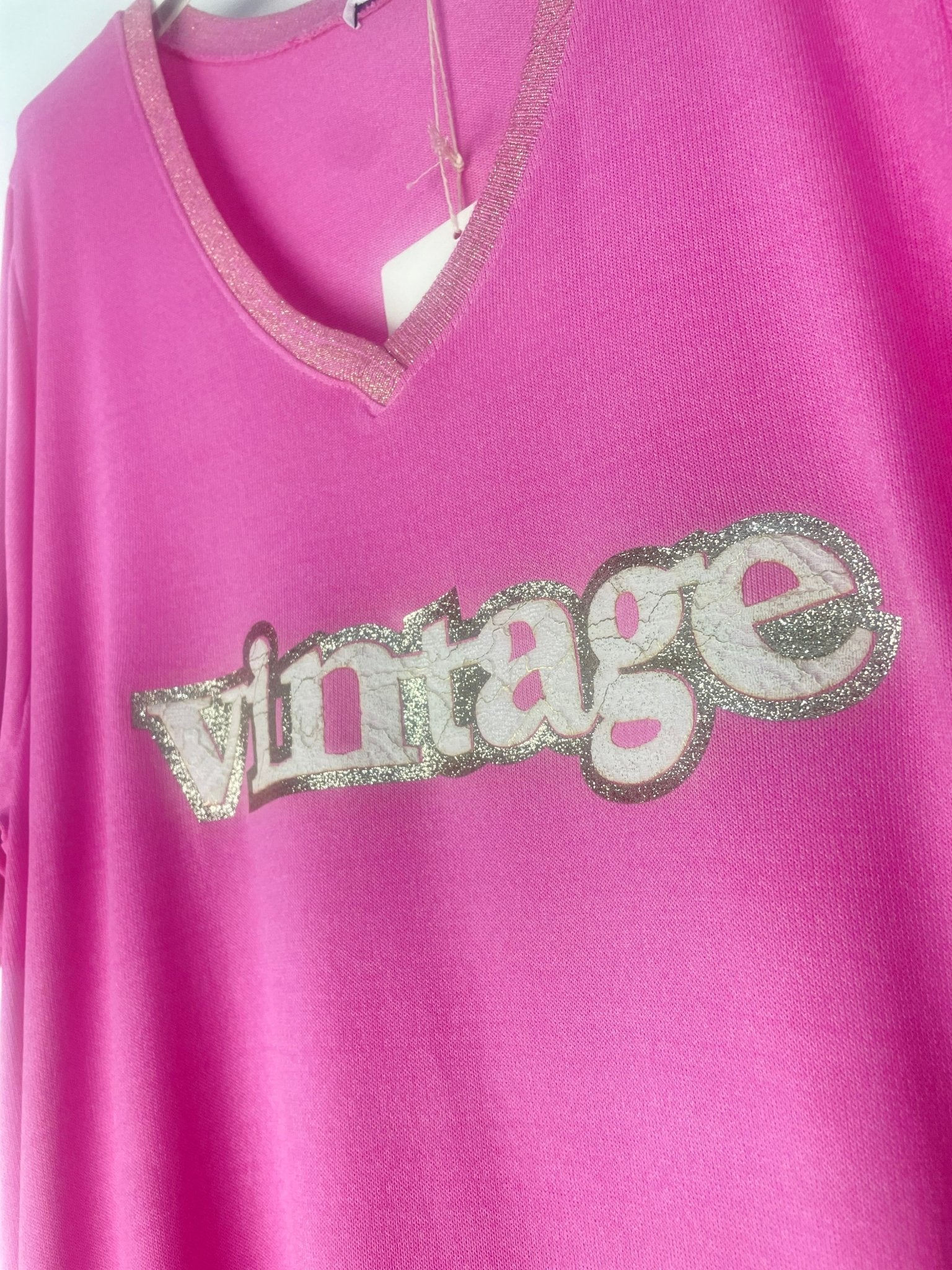 T-shirt Vintage fuchsia : détail du message et du col pailleté