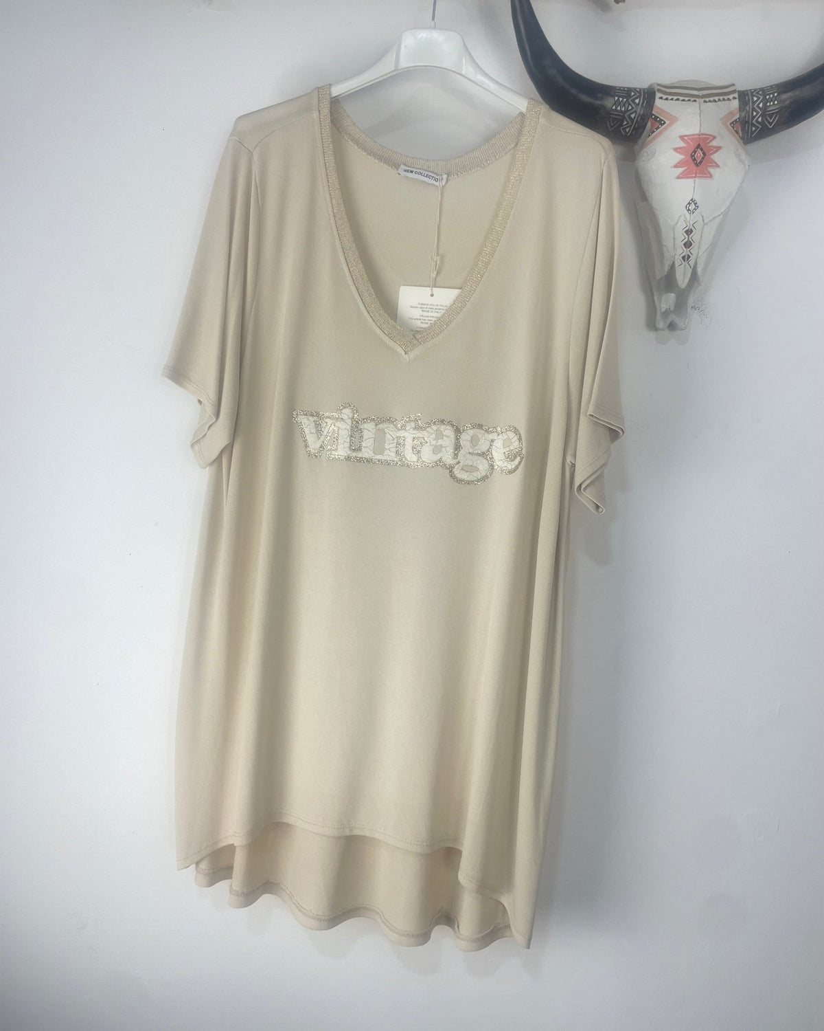 T-shirt Vintage beige à message pailleté, vue sur cintre
