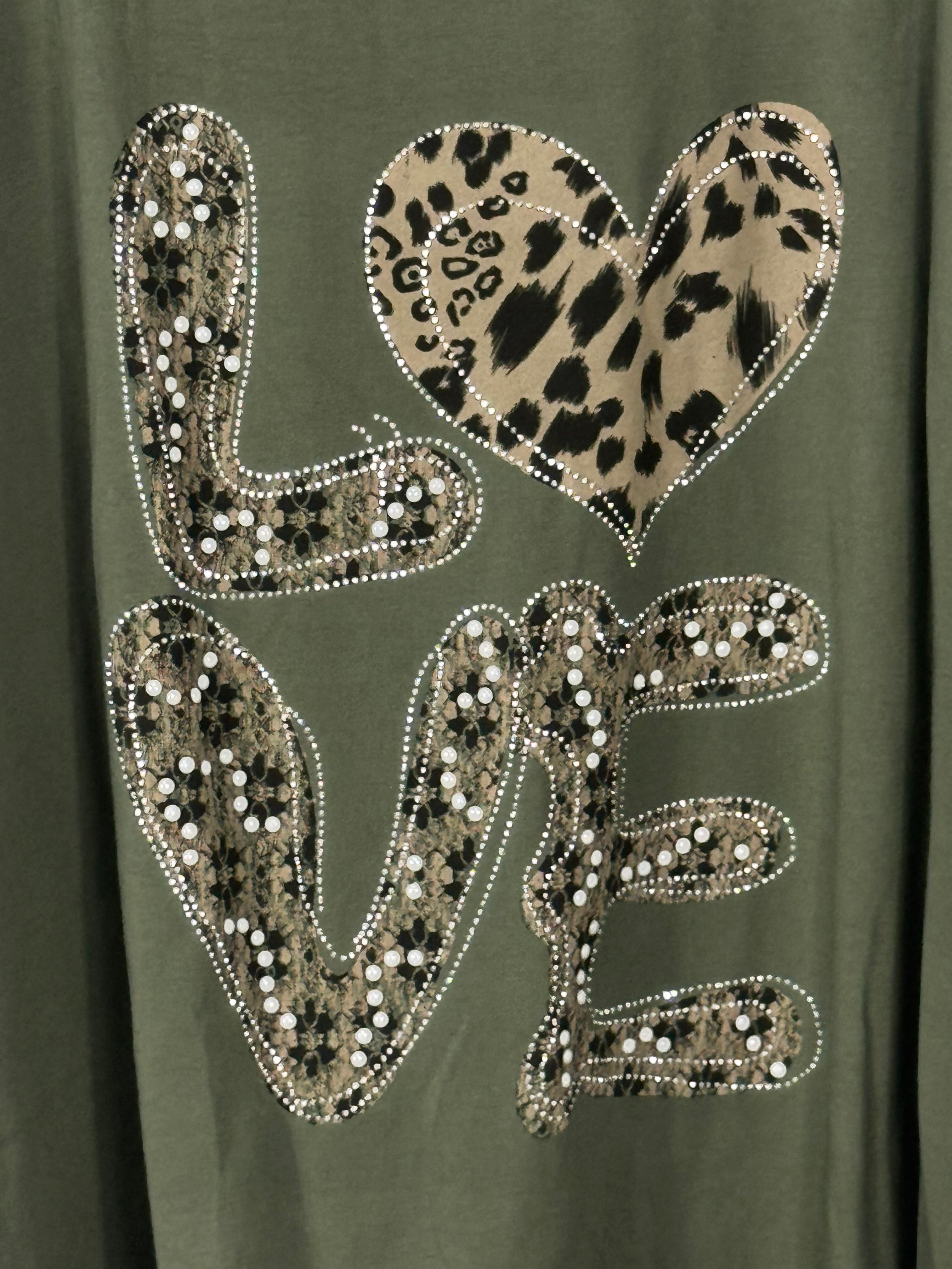 Détail du grand motif Love léopard et strass de la tunique Amore kaki