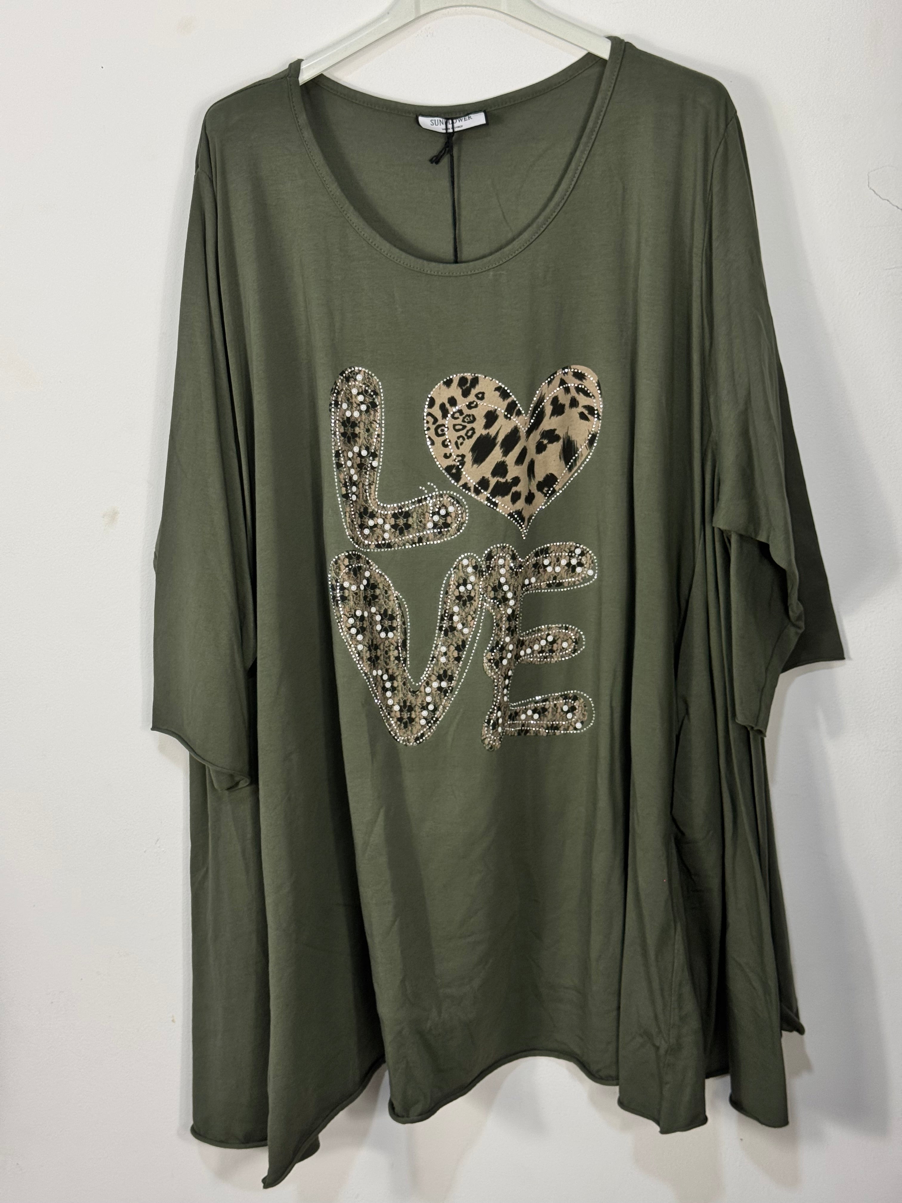 Tunique Amore kaki grande taille avec motif Love léopard et strass, vue de face