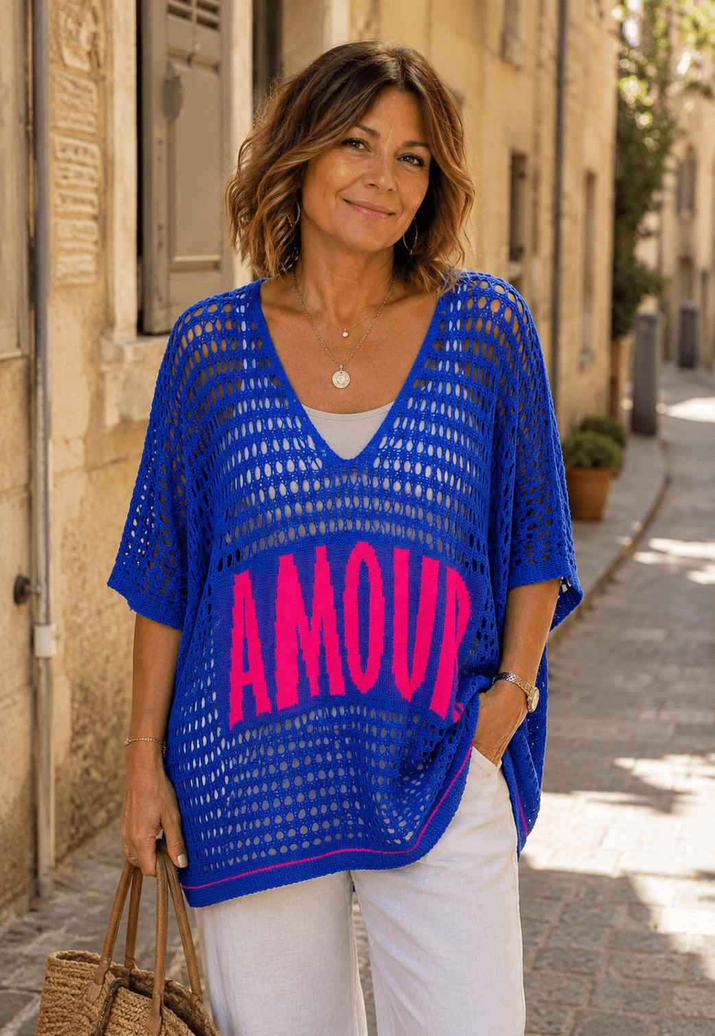Tunique Amour bleue en maille ajourée, vue portée