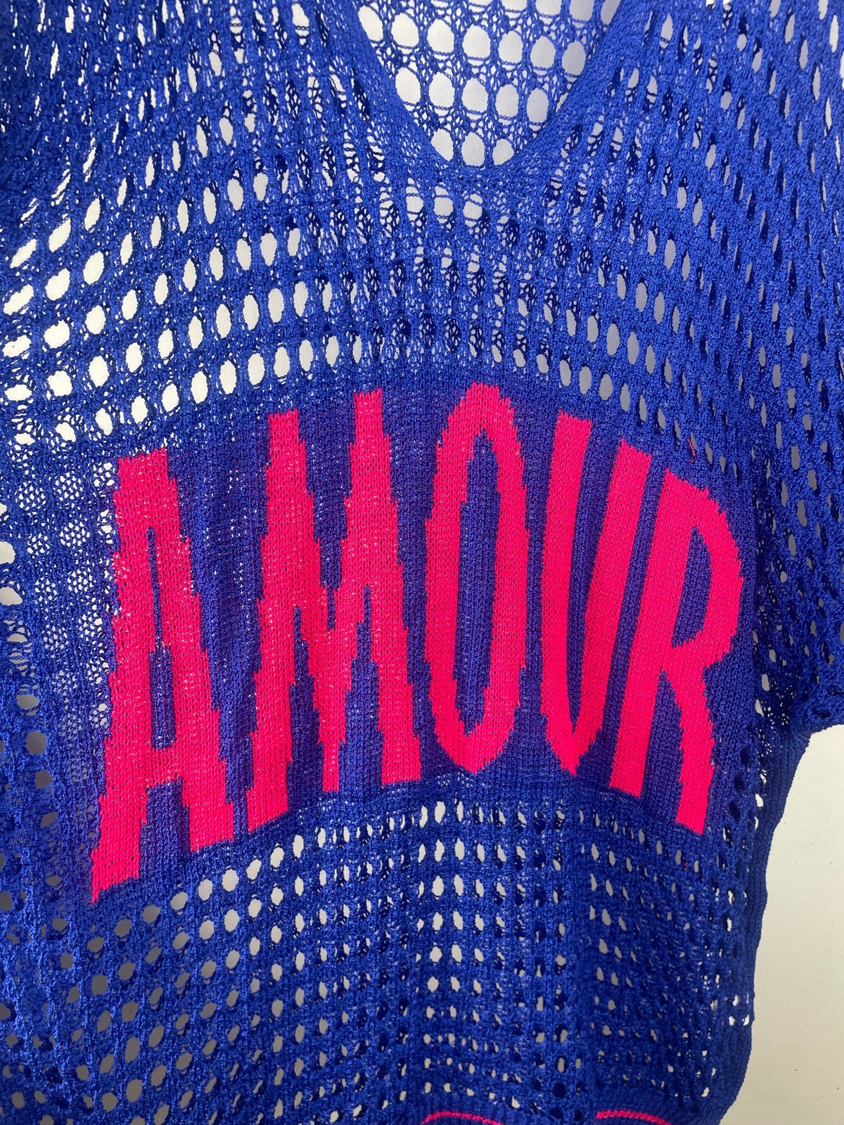 Détail de l’inscription AMOUR sur la maille ajourée