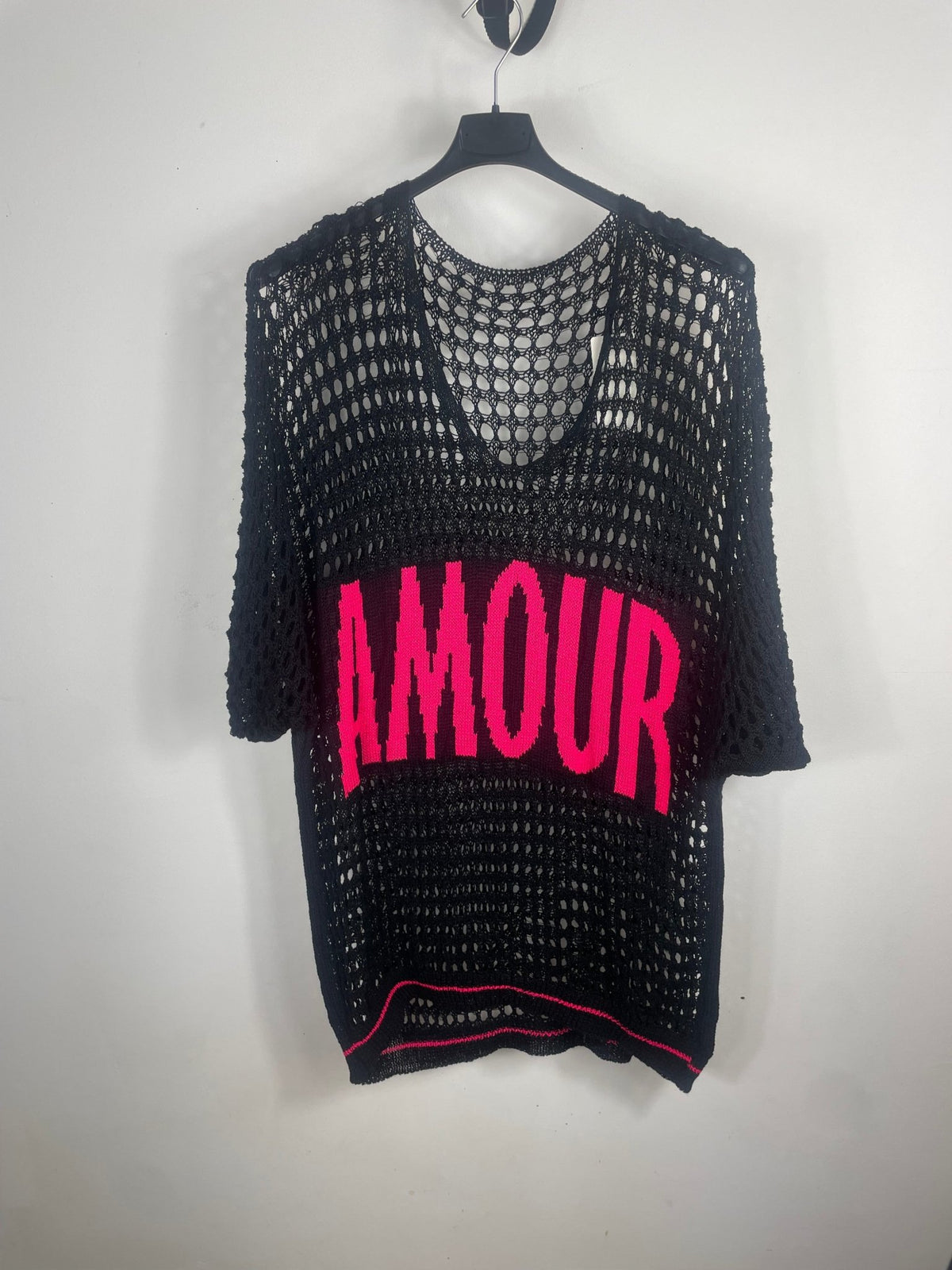 Tuniques Amour noire et fuchsia, vues sur cintre