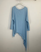 Dos de la tunique asymétrique oversize bleu ciel, coupe ample manches longues chauve-souris et ourlet mouchoir tombant, vue de dos sur cintre