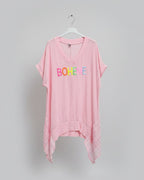 Look d’été femme tunique rose bohème à col V avec inscription BOHEME sur cintre