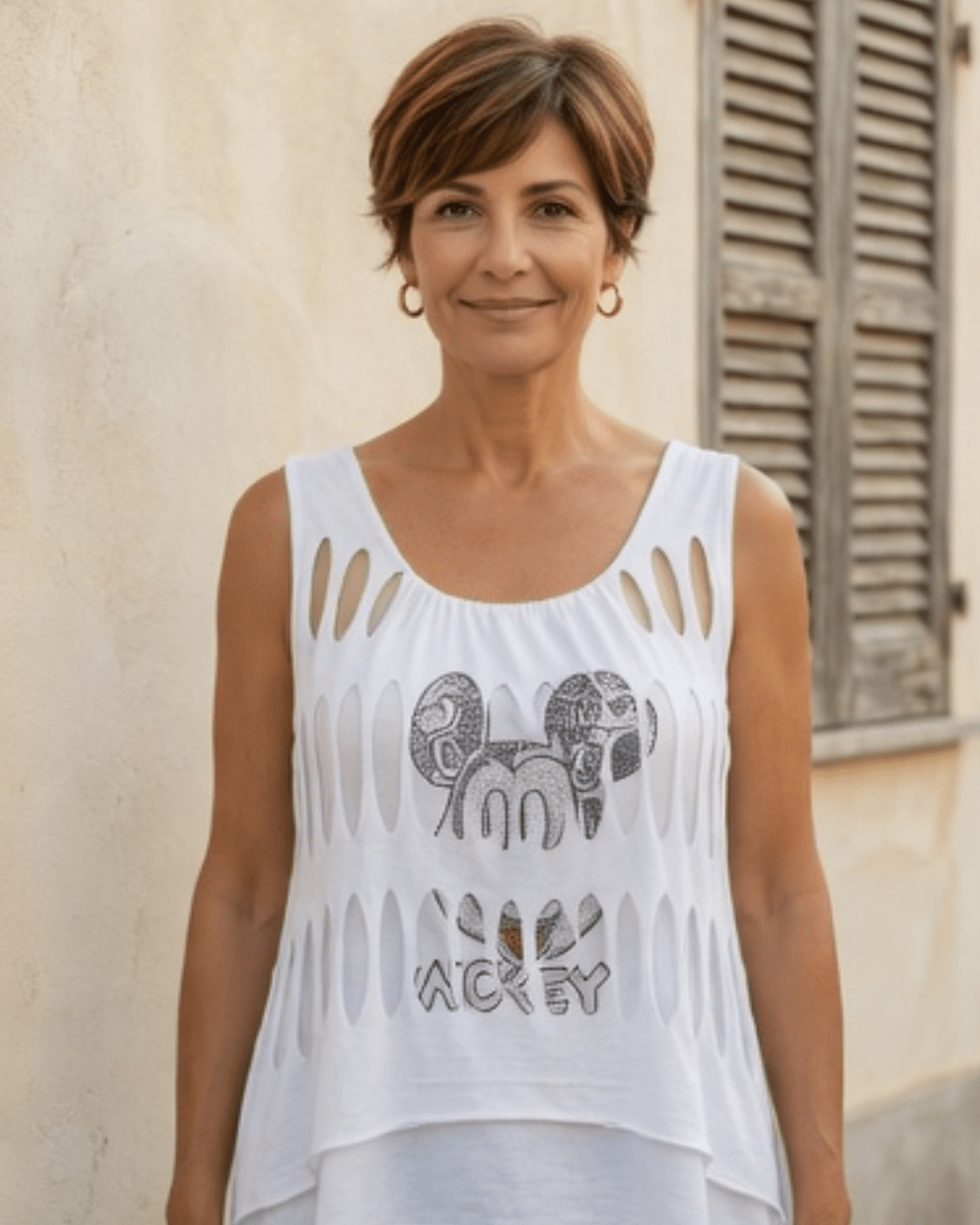 Tunique blanc femme avec motif cartoon strass et effet drapé, vue sur femme