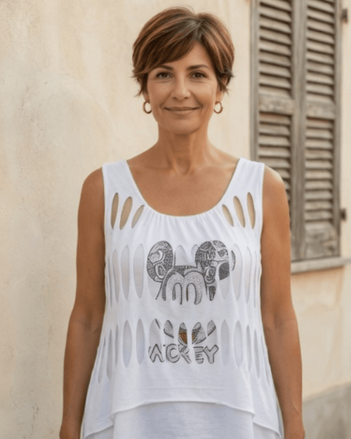 Tunique blanc femme avec motif cartoon strass et effet drapé, vue sur femme