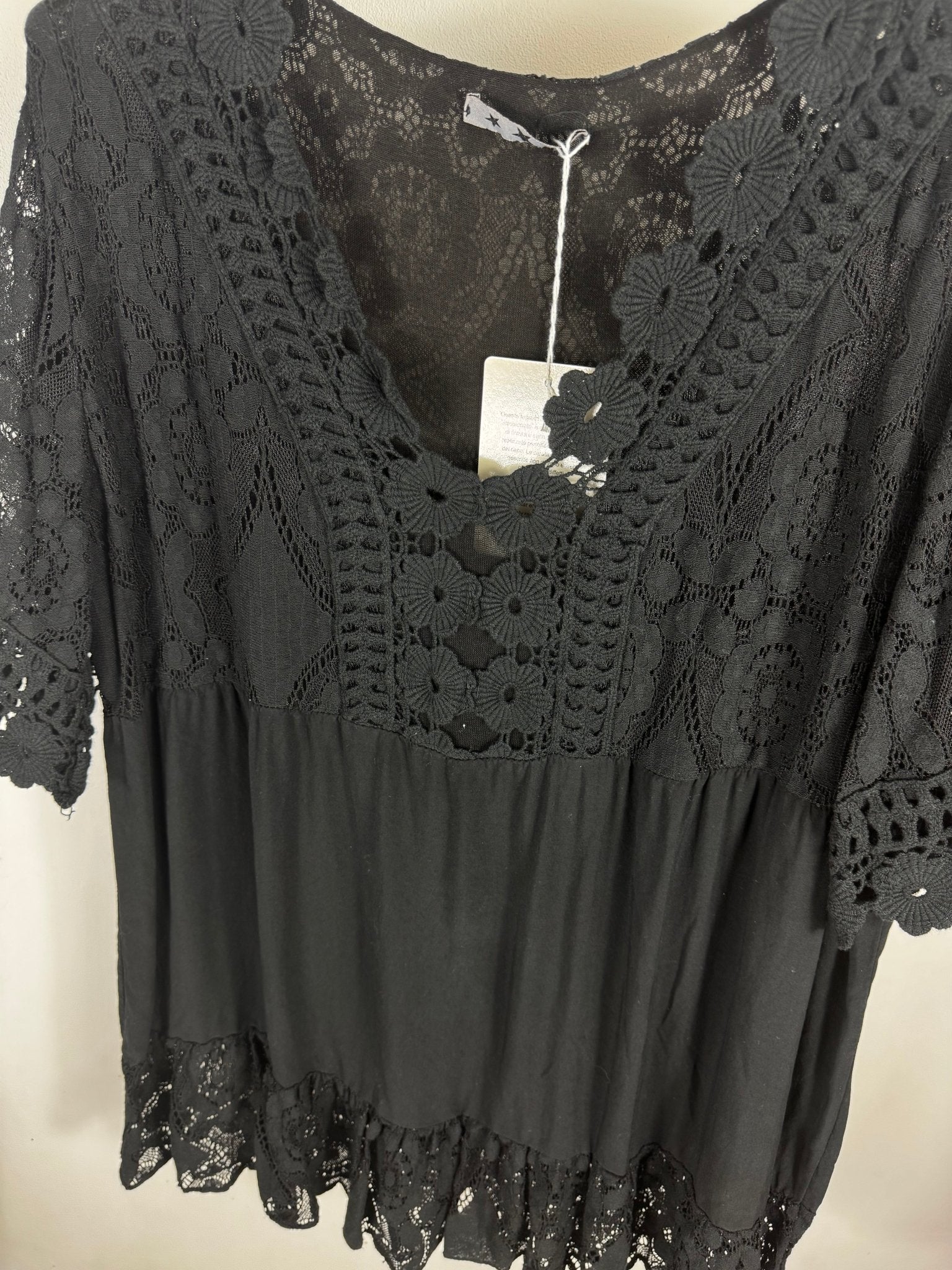 Tunique noire femme en coton avec dentelle bohème, vue sur cintre