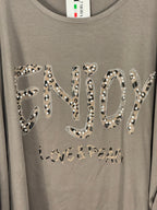 Détail du motif Enjoy léopard et strass de la tunique grande taille Gioia taupe