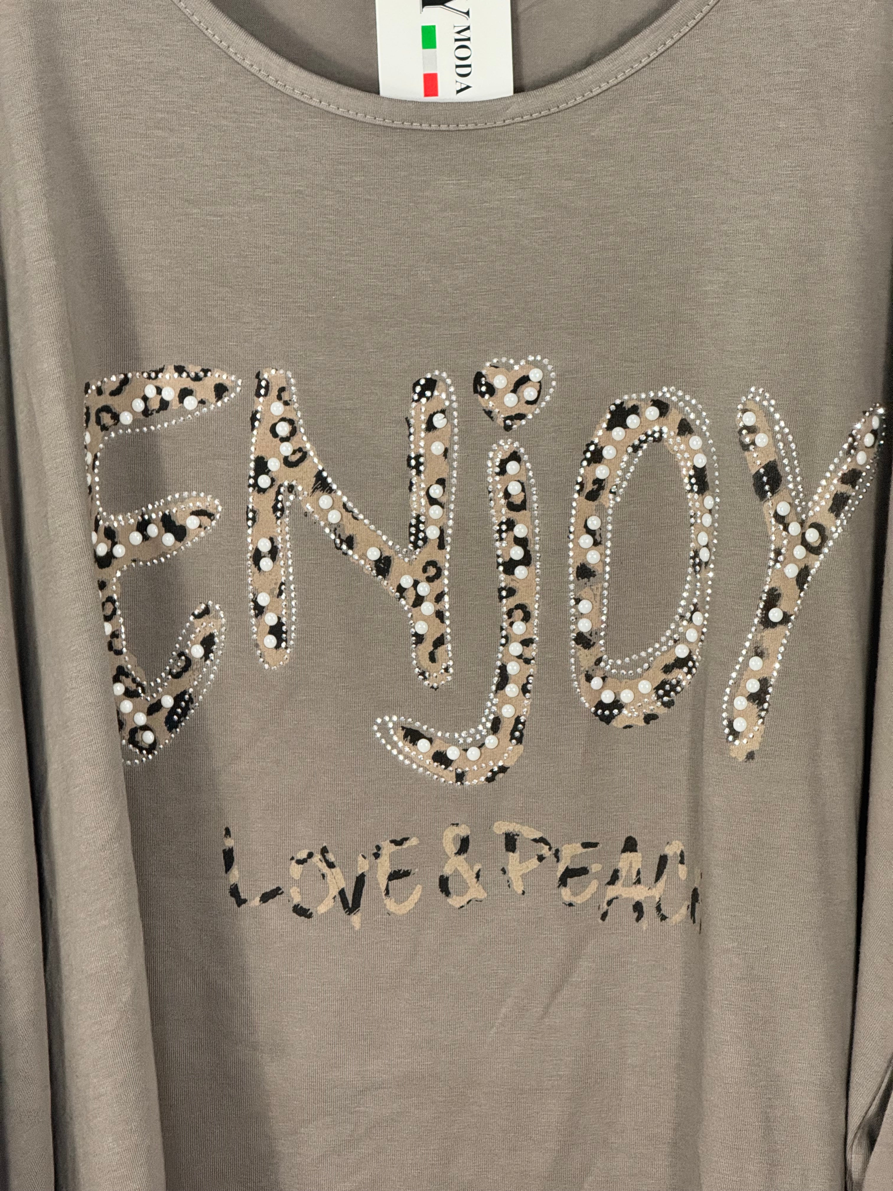 Détail du motif Enjoy léopard et strass de la tunique grande taille Gioia taupe
