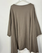 Dos uni taupe et coupe très ample de la tunique grande taille Gioia