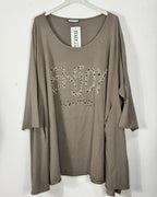 Tunique Gioia taupe grande taille avec motif Enjoy léopard et strass, vue de face
