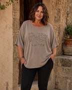 Tunique Gioia taupe grande taille portée en extérieur avec motif Enjoy Love & Peace léopard et strass