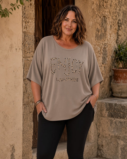 Tunique Gioia taupe grande taille portée en extérieur avec motif Enjoy Love & Peace léopard et strass