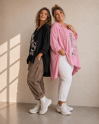 Tuniques Queen Good noire et rose portées par deux femmes aux morphologies différentes