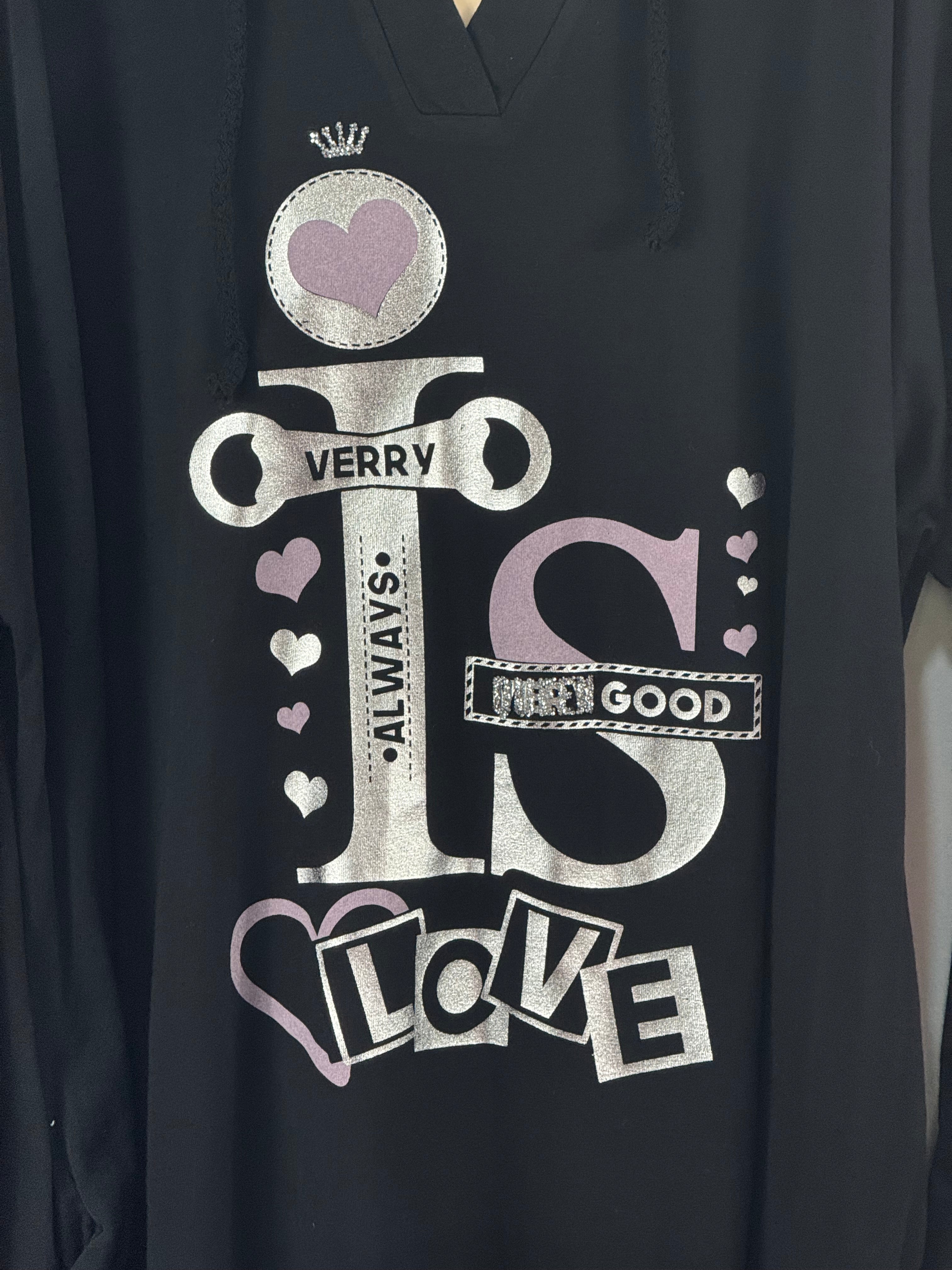 Détail de l’imprimé graphique rose et argenté de la tunique Queen Good noire