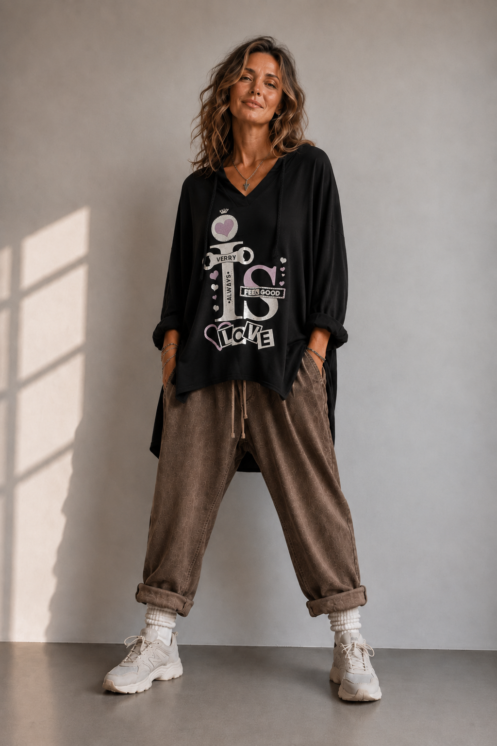 Tunique Queen Good noire portée maxi-loose sur une silhouette 38/40