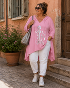 Tunique Queen Good rose portée loose sur une silhouette pulpeuse