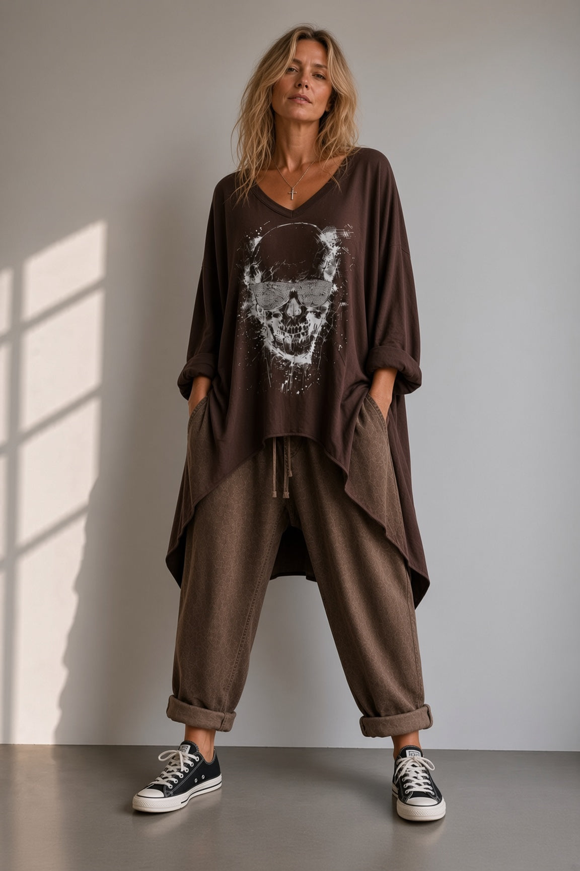 Tunique Rebel chocolat portée loose sur une petite silhouette avec pantalon assorti