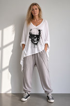 Tunique Rebel écrue portée maxi-loose sur une petite silhouette avec pantalon ballon