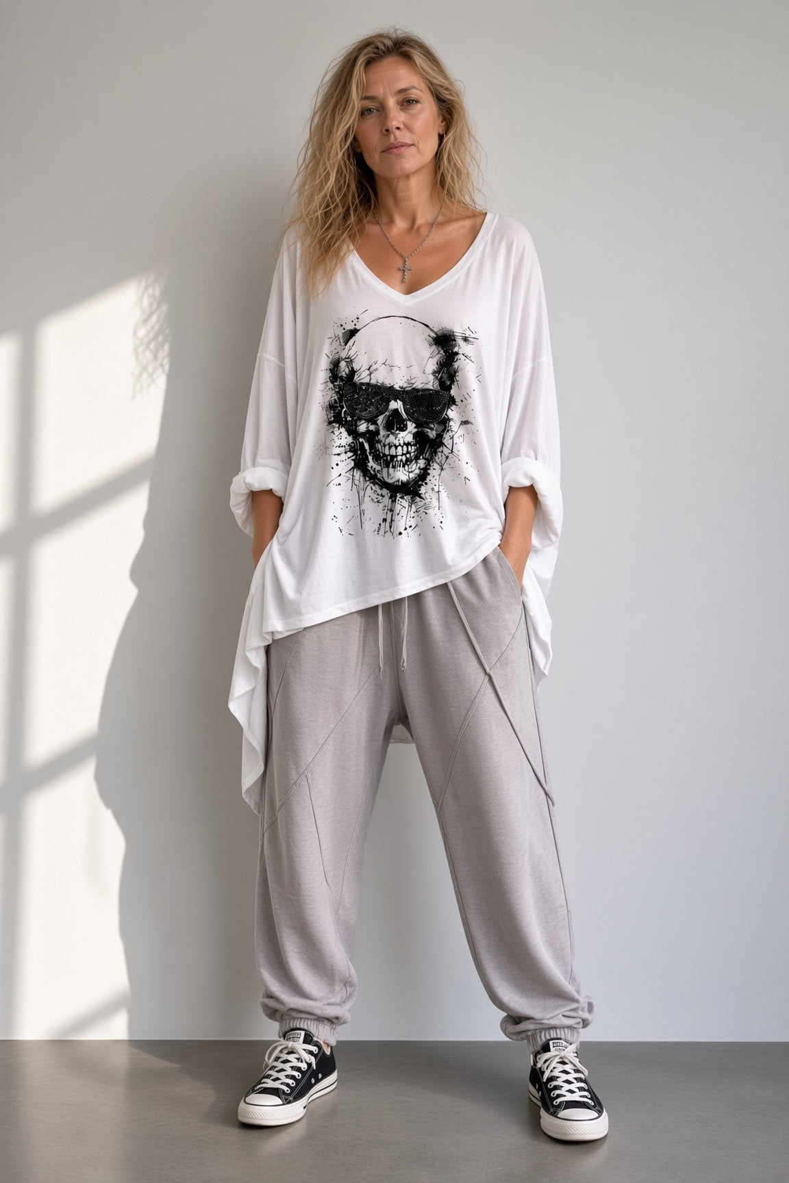 Tunique Rebel écrue portée maxi-loose sur une petite silhouette avec pantalon ballon
