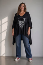 Tunique Rebel noire portée ample sur une silhouette pulpeuse avec jean