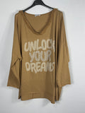 Tunique camel sur cintre, manches longues et message clair Unlock Your Dreams.